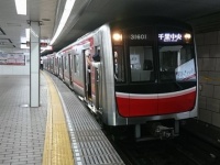 スマホが扉に挟まれただけで、電車が止まる？（モロシさん撮影、Wikimedia Commons