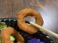 この輪っかはイカ？オニオン？←どっちでもない...　「玉出のクリスマスオードブル」が想像を超えてきた