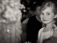 プロ顔負け！9歳にして最高のウェディングフォトを撮るカメラ女子が話題に
