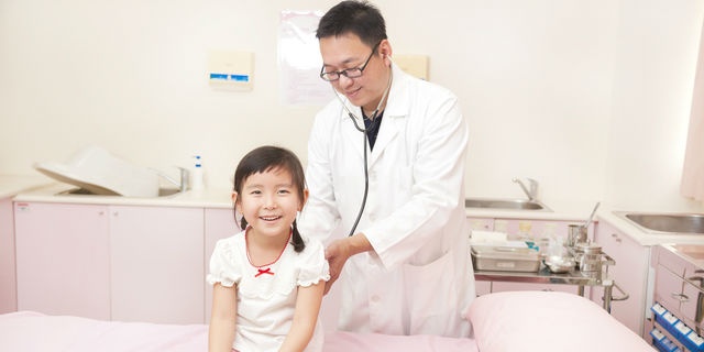 病院で治療を受ける子供