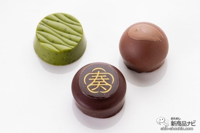 白いテーブルに並んだチョコレート