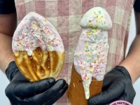 とびきりセクシーなワッフルがイギリスに上陸。♂と♀の2タイプ