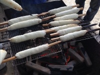 きりたんぽを焼いているところ（monoprixgourmetさん撮影、Flickrより）
