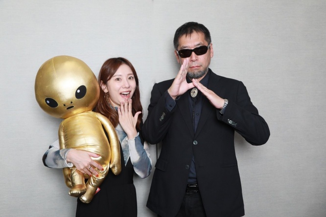 麻美ゆまと三上丈晴（右）