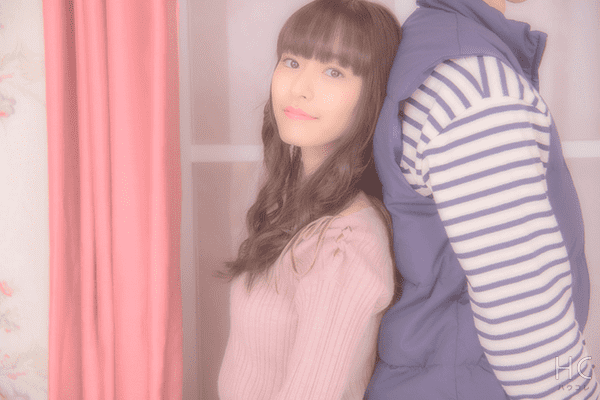 彼氏と背中合わせで幸せそうな女性