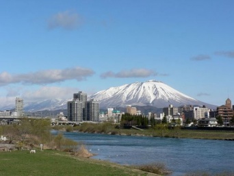盛岡市から望む、冬の岩手山。写真はイメージです（Yuichiさん撮影、Wikimedia Commons