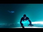 氷に覆われた湖に『GoPro』が迫る！　その水面の奥に隠された神秘とは？