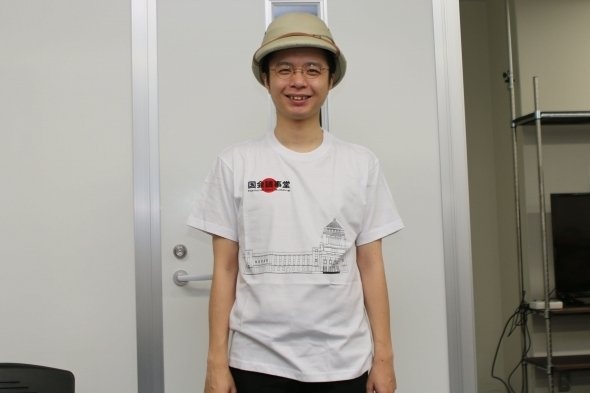 モデル：先日頭を丸めて以来、まだ坊主頭のT編集長