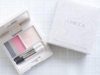 まぶたにしっとり溶け込む。CHICCAの新作アイシャドウで女らしく