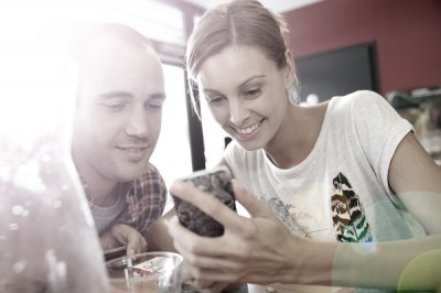 ムムムムム……。彼氏が趣味友だちの女性と食事に行くのはアリ？⇒約7割の女子が〇〇！