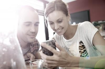 ムムムムム……。彼氏が趣味友だちの女性と食事に行くのはアリ？⇒約7割の女子が〇〇！