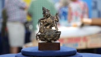 ガレージセールで買った約1万円の菩薩像がオークションで約2億円で落札されるという奇跡！（アメリカ）