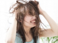 これからの季節は要注意!?　「頭皮のベタつきが気になる瞬間」4選