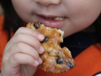せんべいやポテチなどの食べかすなど小さなゴミを意味する（画像はイメージ）