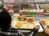 子供の給食費を払わない親たちへの措置として、学校側が子供らにプロムや課外活動参加禁止を発表（アメリカ）
