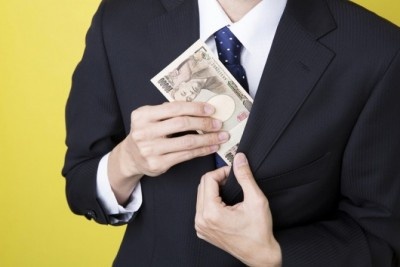 やっべぇ、使いすぎっ！　年末年始に散財する男性の特徴・6つ