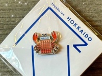 「めちゃくちゃイイ」「欲しすぎる」　東横INNの〝北海道限定ピンバッジ〟が可愛すぎると話題に