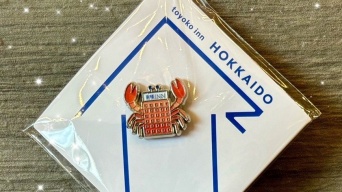「めちゃくちゃイイ」「欲しすぎる」　東横INNの〝北海道限定ピンバッジ〟が可愛すぎると話題に