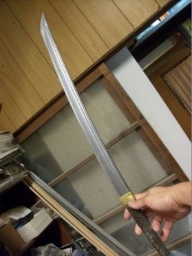制作中の「脇差：ニッカリ青江」模造刀（画像提供：讃岐大的場工廠）