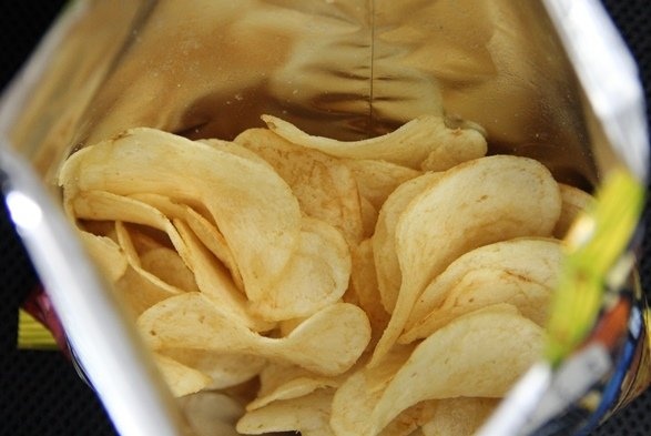 パッケージの中を覗くと、いぶりがっこの香りが......