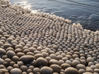 海が産んだ大量の卵？フィンランドの海岸を埋め尽くした氷球の珍百景、レアな自然現象