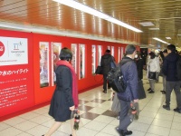 氷像の前では写真撮影を楽しむ人も多くみられた（2018年2月13日撮影）