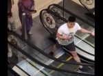 男性の予想外なエスカレーターの乗り方に困惑する人が続出。