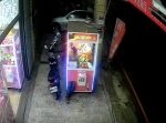 大胆すぎる犯行！　UFOキャッチャーに体ごと入って景品を強奪。