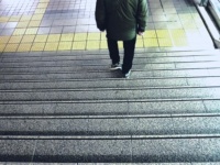 「左手に幼い息子、右手に大きなキャリーケース。都内の駅の階段を必死に下りる私に、見知らぬおじさんが...」（岩手県・40代女性）