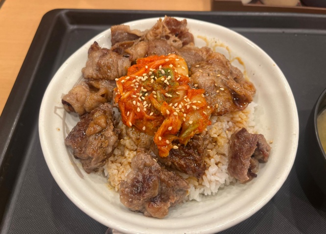 【松屋】希少部位を使った丼が100円引き！『カルビと特選ブリスケット肉の合い盛り丼』で肉を喰らう！