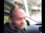 自ら頭をぶつけてフロントガラスを割ってしまった…！