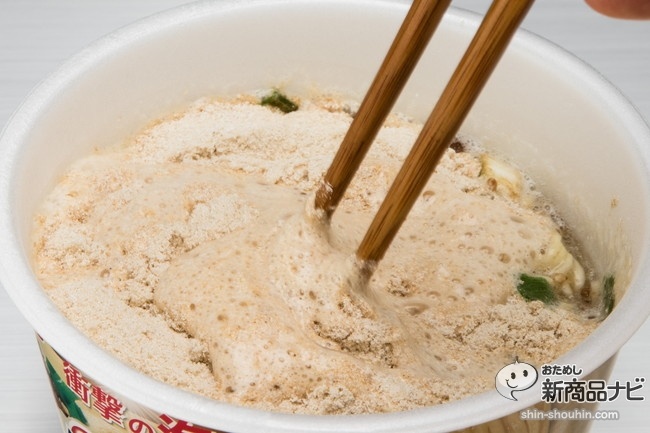 泡立つスーパーカップ豚骨醤油CR5_2604