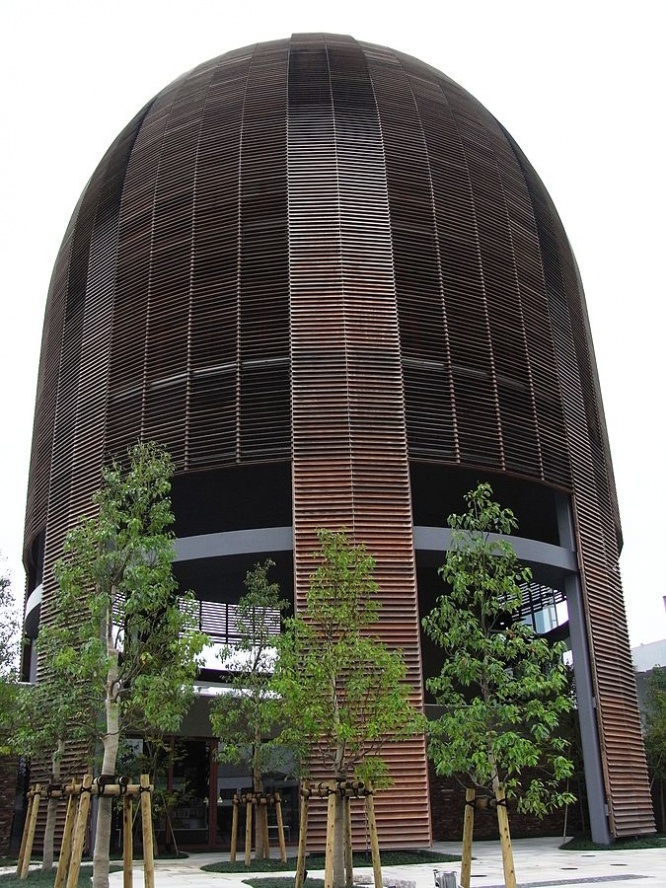 WoodEgg お好み焼館（Taisyoさん撮影、Wikimedia Commonsより）