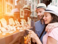 「店員のオススメ」で選ぶ人は○％！　カレ・カノジョへの「プレゼント選びの基準」は？