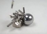 大きな磁石と小さな磁石がぶつかる瞬間のスロー映像がCG映画のよう。
