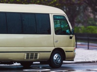 ずぶ濡れで歩く女子中学生たちの前に、いきなりマイクロバスが停車　「乗っちゃダメ」みんなをとめたけれど（熊本県・40代女性）