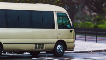 ずぶ濡れで歩く女子中学生たちの前に、いきなりマイクロバスが停車　「乗っちゃダメ」みんなをとめたけれど（熊本県・40代女性）