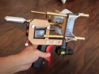 銃でマスクを発射し、マスクを着けない人に強制装着させる「マスク銃」が開発される（アメリカ）