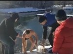 これぞ本当のロシア！？　極寒の湖に飛び込んで犬を助け出す男性