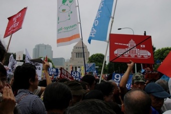 国会前で行われた安保反対デモの様子（写真は編集部撮影）