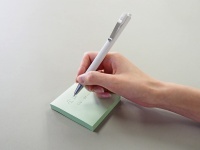 ボールペンが最も使われるシーンは「付箋にメモをする時」？「サッと書き」に特化したボールペンが登場