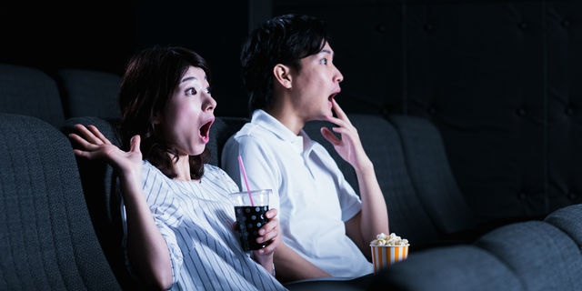 映画館で映画を楽しむカップル