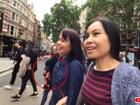 バッグから素早く財布を抜き取る美人女性3人のスリ集団。その巧みな手口が観光客のカメラに捉えられる（イギリス）