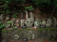 神社の一角に存在する不気味な「人面石の群れ」　怖すぎるけど...予想外の「由来」に驚愕