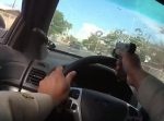 フロントガラス越しに撃つ！　警察と逃走する指名手配犯のアクション映画のような銃撃戦！