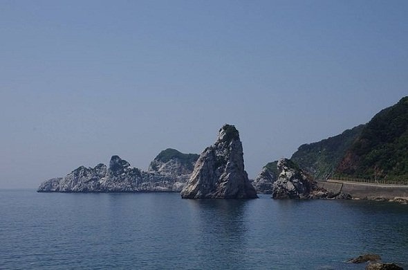 白い岩が並ぶ海岸は確かにちょっと日本でない感がある（Ubuhouseさん撮影, Wikimedia Commonsより）