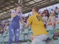 キューピットは鳥！オウムが運んできたプロポーズのメモを見た女性が感激の涙（オーストラリア）