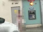 イギリスの街角に、とんでもないファッションのおじさん現る・・・。