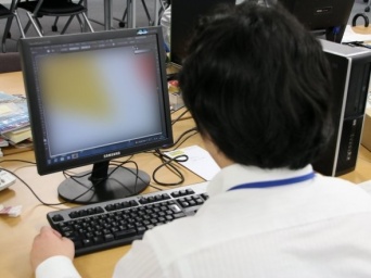 作成する記者の様子（2015年12月撮影）