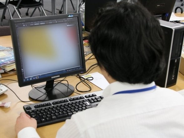 作成する記者の様子（2015年12月撮影）